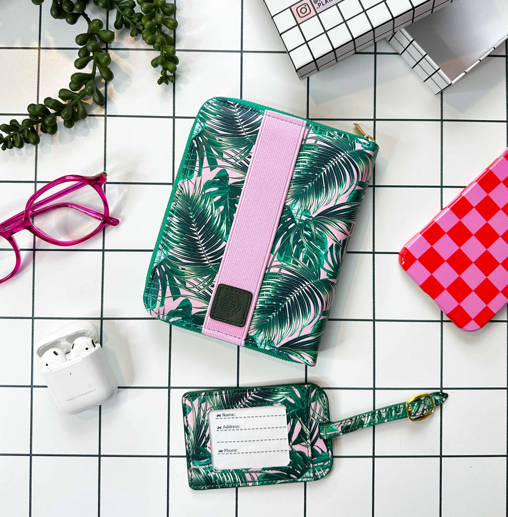 Botanical travel organiser with matching luggage tag